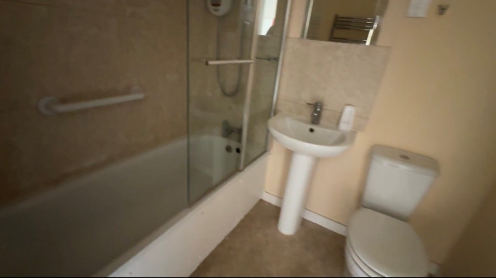 Lot: 207 - TWO-BEDROOM FIRST FLOOR APARTMENT WITH SEA VIEWS - bathroom
